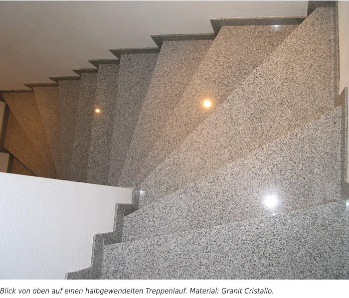 Blick von oben auf einen halbgewendelten Treppenlauf. Material: Granit Cristallo.